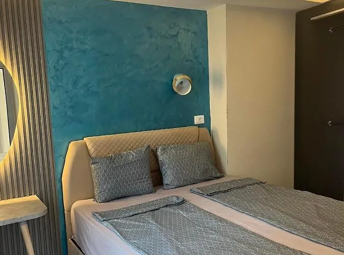 Square Vanilla Boutique